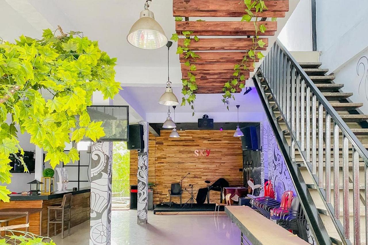 Sky Residence Tomohon Mitra Reddoorz Zewnętrze zdjęcie